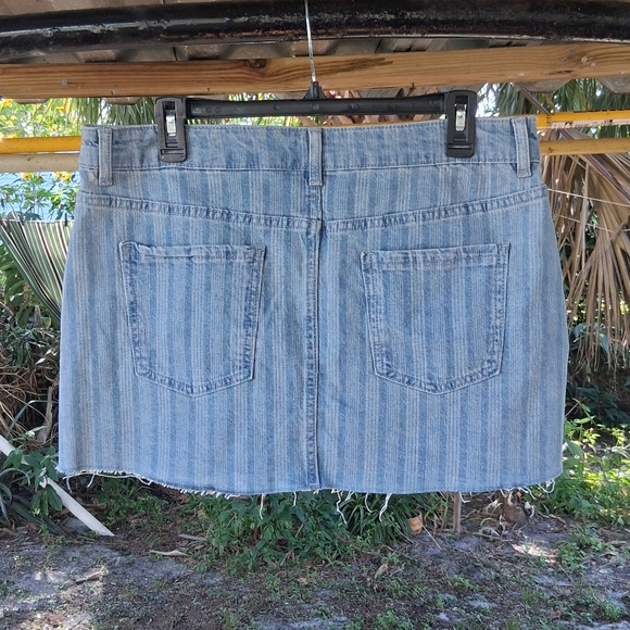 No Boundaries Raw Hem Demin Skirt - Picture 2 of 2